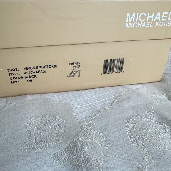 Michael Kors Warren Platform Leather 4in Heels in Black with Gold. - Picture 3 of 7